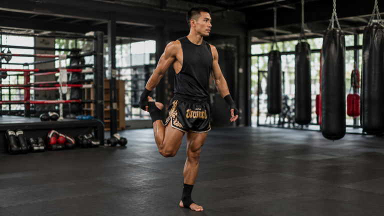 Lutador em aquecimento e alongamento para prevenção de lesões no muay thai