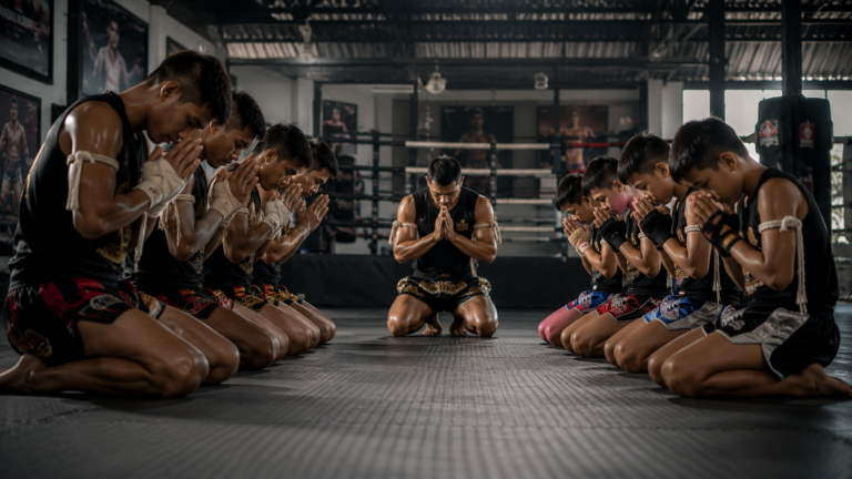 Praticantes reverenciando no tatame, representando os valores do muay thai